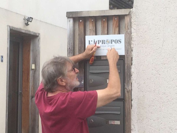 Image de L'À PROPOS, la bibliothèque de poche et sensible s'affiche en façade